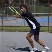 Jugador de alto rendimiento y entrenador con formación en CAFYD (INEF) y certificaciones internacionales